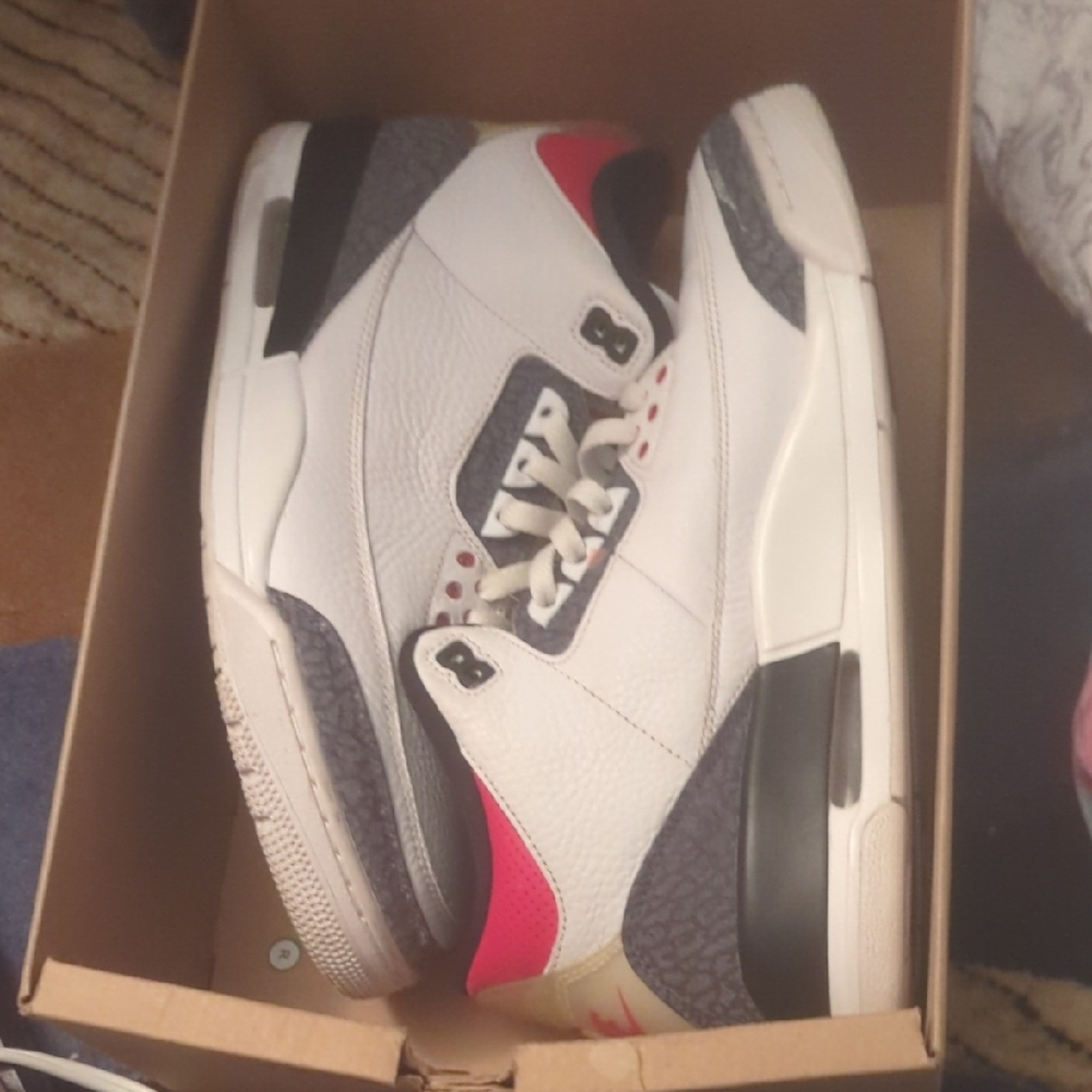 Nike Athletic Shoes White and Red